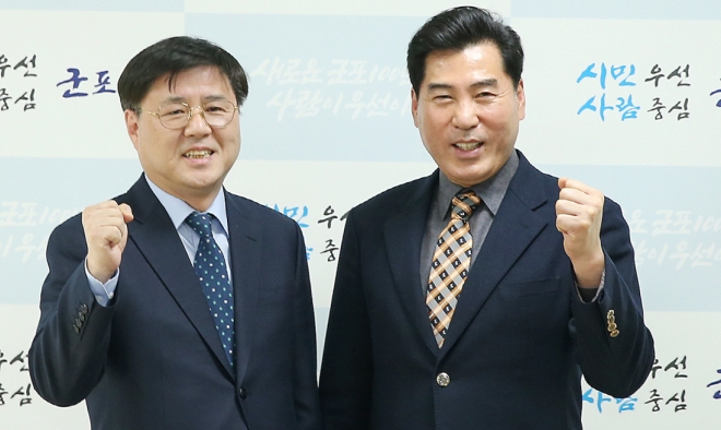 한대희 군포시장(왼쪽)과 김상돈 의왕시장은 지난 12일 군포시청에서 만나 GTX-C노선 의왕역 정차 추진과 관련 서로 협조하기로 약속했다. 군포시 제공