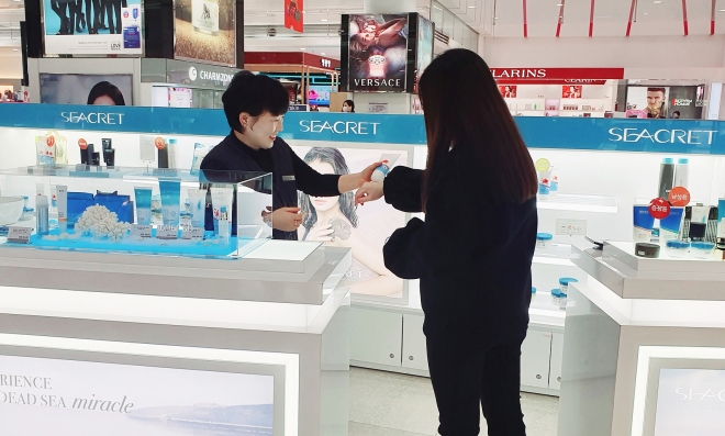 제주관광공사(JTO) 지정면세점 내 확장 이전한 시크릿 매장에서 고객이 사해 소금이 들어간 바디케어 제품을 체험하고 있다.