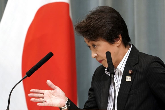 지난 11일 하시모토 세이코 일본 도쿄올림픽·패럴림픽 담당상이 기자회견에서 답변하고 있다. 그는 도널드 트럼프 미국 대통령의 ‘도쿄올림픽 1년 연기’ 예상에 대해 13일 부인했다. AP통신