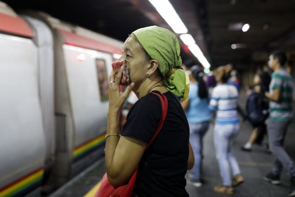 마스크 없이 손수건으로 얼굴 가린 베네수엘라 지하철 승객