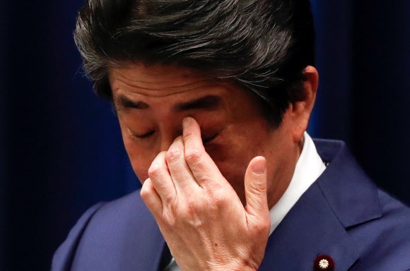 아베 신조 일본 총리가 14일 총리관저에서 연 기자회견에서 질문에 답하고 있다. 2020.3.14  로이터 연합뉴스