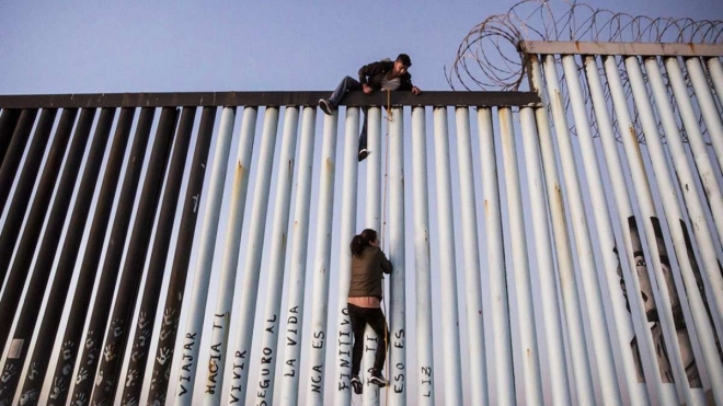 미국의 국경 장벽은 오르기 힘들게 철제 봉으로 만들어져 있다. 헤럴도 드 멕시코 제공 미국 일간 USA 투데이 홈페이지 캡처
