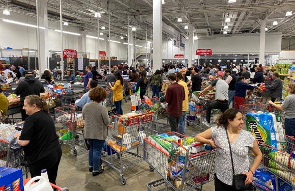 코로나19 확산에 쇼핑객 붐비는 미국 슈퍼마켓