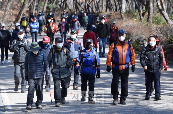 코로나 19가 지속되고 있는 15일 서울 관악산등산로에서 시민들이 마스크를 착용하고 등산을 하고 있다. 2020.3.15. 오장환 기자 5zzang@seoul.co.kr