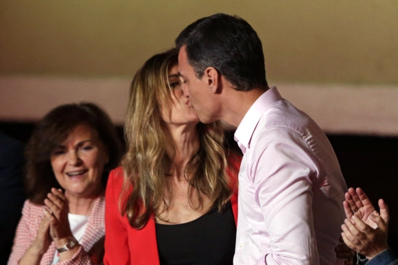 페드로 산체스 스페인 총리가 지난해 4월 28일(현지시간) 마드리드의 사회당 당사 앞에 모인 지지자들 앞에서 부인 베고나 고메스 산체스 여사와 진한 입맞춤을 나누고 있다. AP 자료사진 연합뉴스