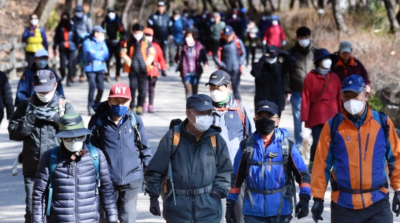 코로나 19가 지속되고 있는 15일 서울 관악산등산로에서 시민들이 마스크를 착용하고 등산을 하고 있다. 2020.3.15 오장환 기자 5zzang@seoul.co.kr