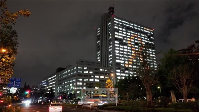 일본의 정부부처들이 밀집해 있는 도쿄의 한복판 지요다구 가스미가세키 지구. 후생노동성(오른쪽) 등 정부청사들이 저녁 6시가 지났는데도 잔업하는 공무원들로 환히 불을 밝히고 있다.