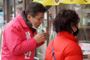 [포토] 황교안 대표 ‘선거 유세도 하고 잉어빵도 먹고’