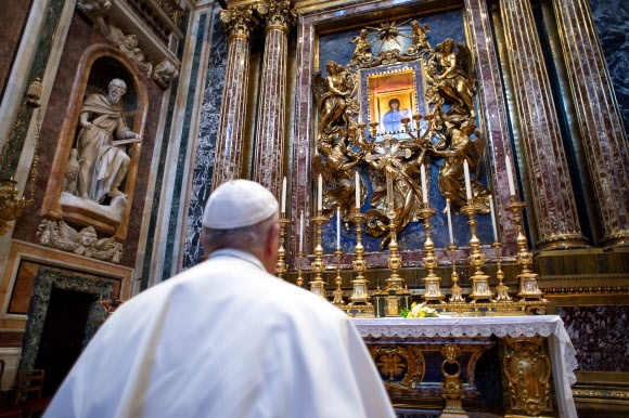 프란치스코 교황이 이탈리아 로마 시내 성당을 방문해 기도를 올리고 있다. 연합뉴스