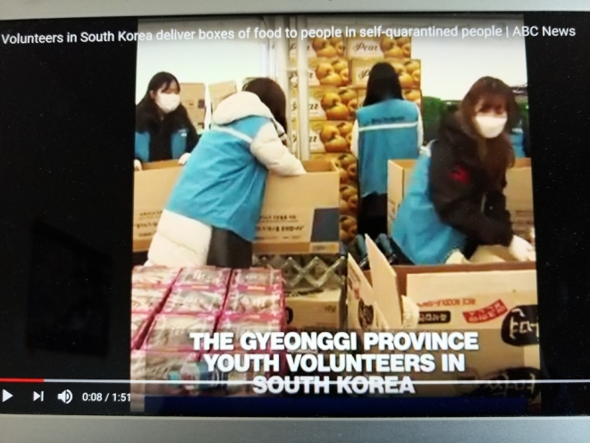 ‘코로나19’로 자가 격리된 바이러스 유증상자들의 집에 한국 청소년들이 마스크를 쓰고 묵묵히 음식을 분류해서 박스에 담아 자가 격리자 집까지 배달한다. 미국 ABC뉴스 유튜브 캡처