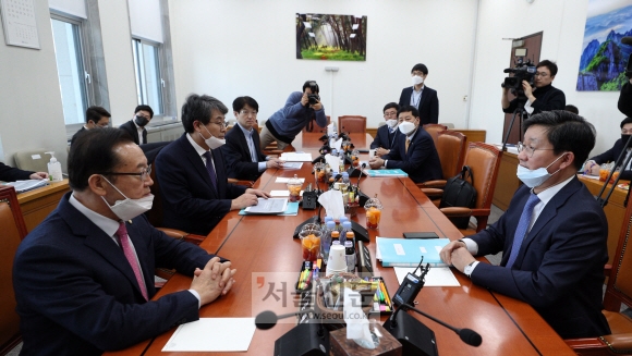 전해철 더불어민주당 예결위 간사와 이종배 미래통합당 간사, 김광수 민생당 간사, 구윤철 기재부 2차관이 16일 국회에서 코로나19 추경안과 관련해 논의하고 있다. 2020. 3.16 김명국 선임기자 daunso@seoul.co.kr