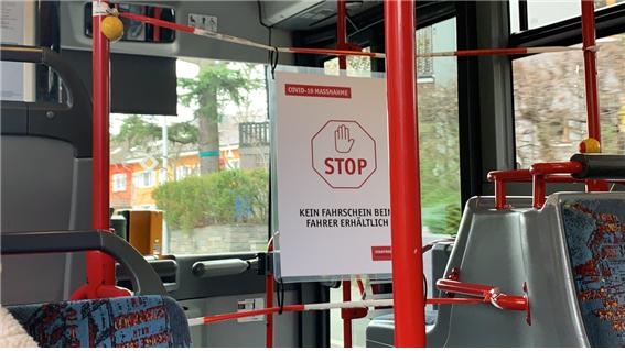 독일의 버스 내부 모습. 코로나19 감염 우려로 버스 앞문은 아예 사용할 수 없고, 기사가 앉은 버스 앞 쪽은 승객이 접근할 수도 없는 상황이다. 정나영씨 제공