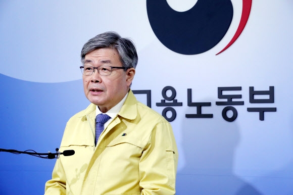 코로나19 대응 브리핑하는 이재갑 장관