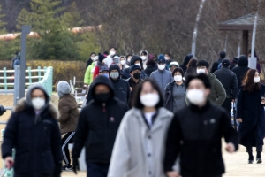 코로나 안 끝났는데… 대구 나들이객 북적