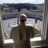 텅 빈 베드로광장 축복하는 교황