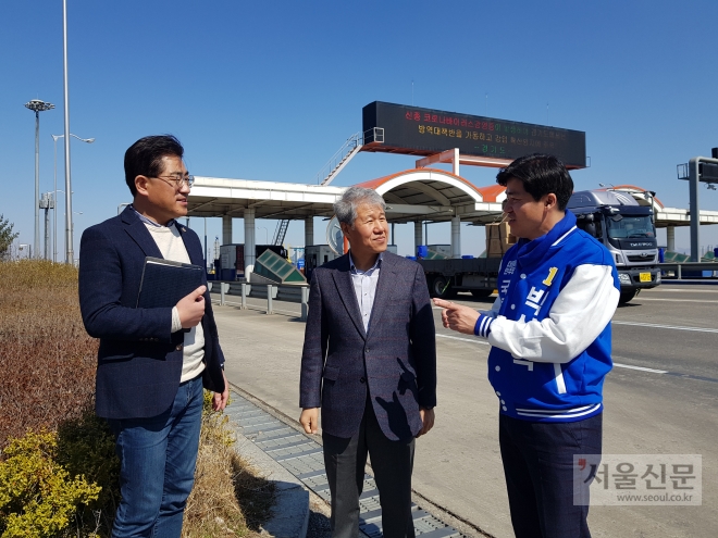 박상혁 후보와 김수현(가운데) 전 실장이 16일 함께 일산대교를 방문해 통행료 재구조화 방안에 대해 논의하고 있다.