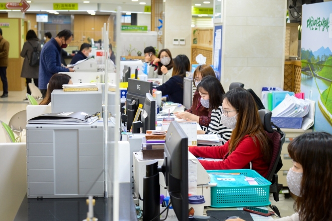 공적 마스크를 시민들에게 양보하고 면 마스크를 착용하고 있는 순천시청 공무원들