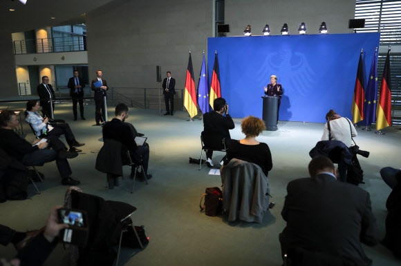 앙겔라 메르켈 독일 총리가 16일 베를린 총리실에서 기자회견을 갖고 종교시설의 문을 닫는 등 코로나19 대책을 발표하는데 취재진이 간격을 띄워 앉은 것이 눈에 띈다. 베를린 AP 풀 연합뉴스 