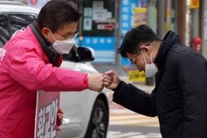 [포토] 주민과 ‘주먹 인사’하는 황교안 대표