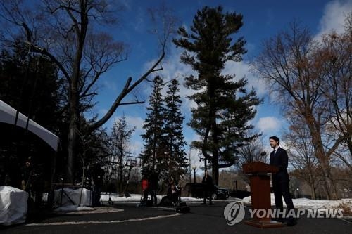 자택 밖에서 기자회견을 하는 트뤼도 총리