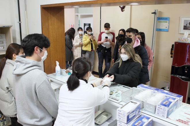 경기대 직원과 총학생회가 외국인 유학생들에게 마스크를 지급하고 있다.  경기대 제공  