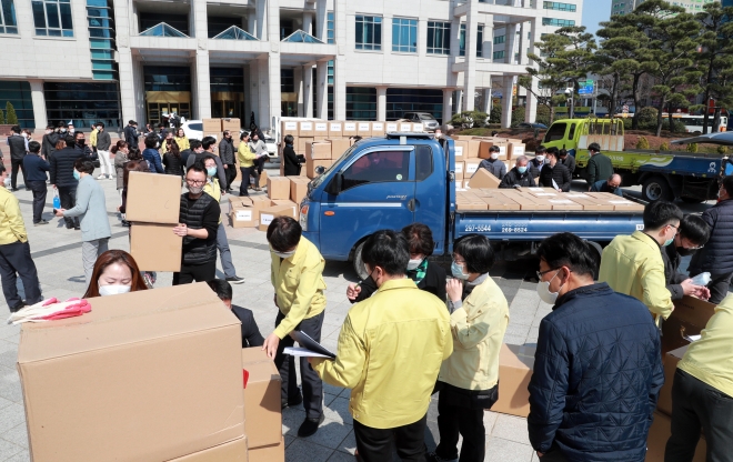 울산시는 17일 시청 햇빛광장에서 사회복지시설 등에 덴탈 마스크 전달식을 개최했다.