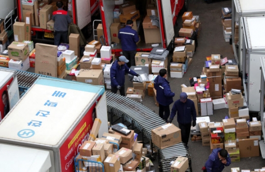 [포토] ‘바쁘다 바빠’ 분주한 택배 물류센터