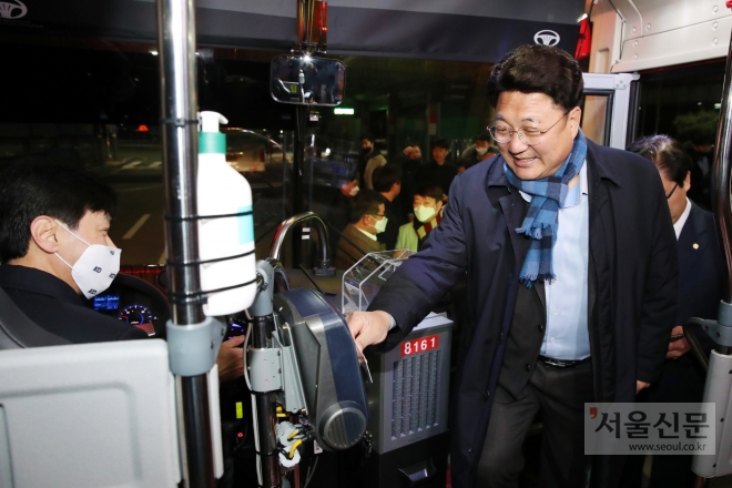 엄태준 시장이 17일 이천역에서 서울 잠실환승센터까지 운행하는 G2100번 급행버스 시승식에 참석했다.          이천시 제공 