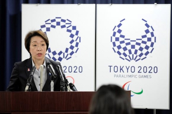 하시모토 세이코 일본 도쿄올림픽·패럴림픽 담당상이 17일 도쿄에서 열린 기자회견에서 도쿄올림픽을 예정대로 개최할 수 있도록 준비하고 있다고 강조하고 있다. 도쿄 AFP 연합뉴스