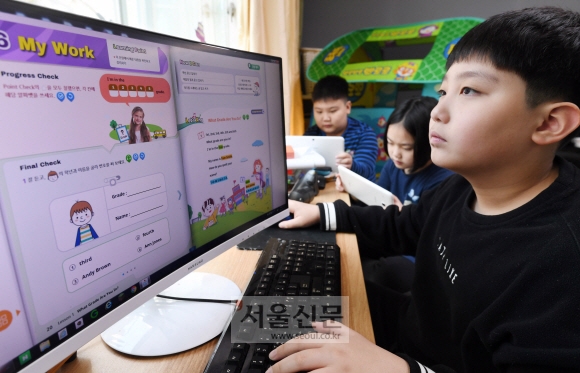 개학 연기로 학교에 가지 못한 초등학생들이 이날 서울 송파구의 한 가정집에서 에듀넷 e학습터(17개 시도 통합 초·중등 온라인 학습 서비스)로 공부하는 모습. 도준석 기자 pado@seoul.co.kr