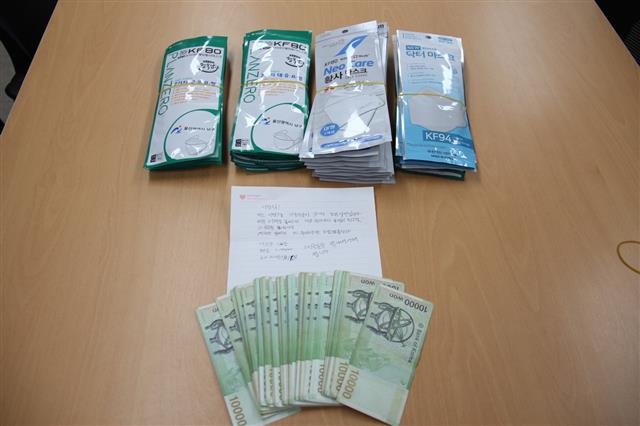 울산 남구에 사는 70대 노점상 할머니가 남부경찰서에 맡긴 마스크와 현금, 손편지. 울산 남부경찰서 제공
