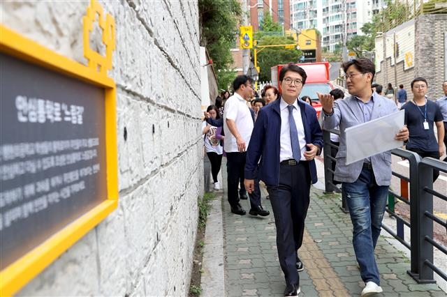 정원오(앞줄 왼쪽) 성동구청장이 2018년 조성된 관내 행현초등학교 앞 안심통행로 ‘느림길’을 돌아보고 있다.  성동구 제공