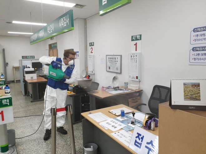 17일 용인운전면허시험장에서 방역 요원이 시설 내부를 소독하고 있다. 연합뉴스 