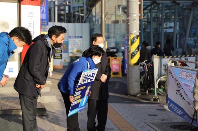 더불어민주당 이수진 후보가 17일 이수역 11번 출구 앞에서 마스크를 쓴 채 피켓을 들고 출근길 인사를 하고 있다. 기민도 기자 key5088@seoul.co.kr