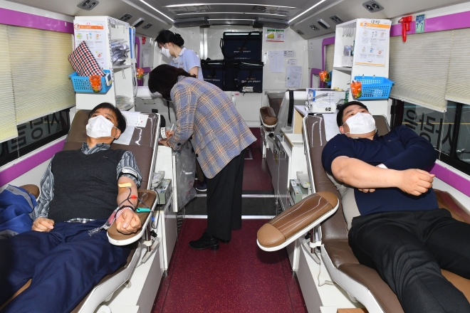 현대자동차 울산공장 직원들이 사내 4곳에 마련된 혈액원 차량에서 헌혈을 하고 있다. 현대차 제공.
