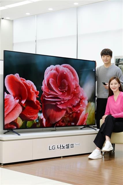LG전자 모델들이 18일 LG전자 베스트샵 서울 봉천점에서 2020년형 ‘LG 나노셀 AI 씽큐’ 신제품을 소개하고 있다. LG전자 제공
