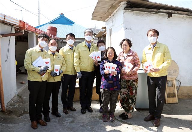 박재현(가운데) 사장을 비롯한 한국수자원공사 임직원이 18일 경북 예천군 수돗물 사용량 검침일에 맞춰 취약계층 가정을 직접 방문해 검침 후 마스크를 전달했다. 한국수자원공사 제공