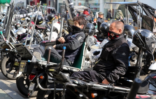 오토바이 배달도 일감 ‘뚝’