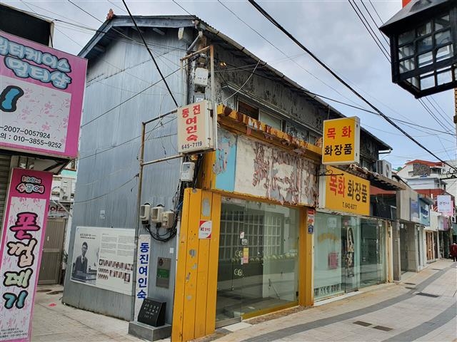 경남 통영시 통영항 인근 중앙동·항남동 일대가 근대역사문화를 보고 느끼며 체험하는 명품 역사문화공간으로 조성된다. 사진은 국가등록문화재 8호인 시인 김상옥(1920~2005)이 출생한 2층 목조 주택이다. 통영시 제공