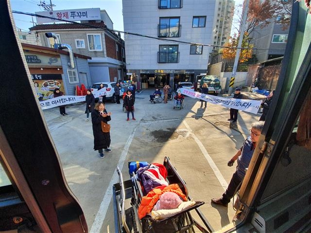 지난해 12월 2일 서울 구로구 오류동에 서울시가 마련한 ‘장애인 지원주택’에 장애인들이 입소하고 있다. 서울시 제공