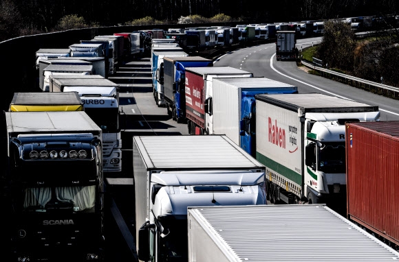獨 국경 통제에 60㎞까지 늘어선 트럭들… EU, 30일간 외국인 입국 금지 