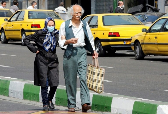 세계보건기구(WHO)는 코로나19에 감염된 80세 이상 고령자가 사망할 확률이 20%를 넘는다고 발표했는데 이란에서는 최근 103세 할머니가 일주일 투병 끝에 완치됐다고 IRNA 통신이 보도해 눈길을 끌고 있다. AFP 자료사진 