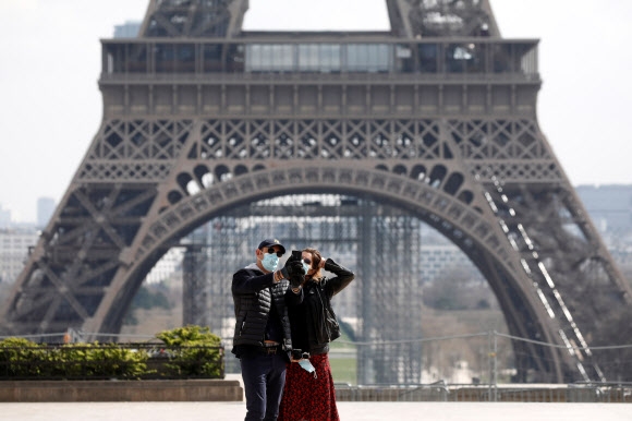 코로나19 속 에펠탑 관광