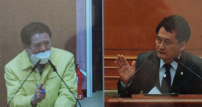 음경택(오른쪽) 의원이 16일 안양시의회 본회의 시정질의에서 ‘평촌 시외버스터미널 부지 특혜 의혹’과 관련 최대호 시장과 공방을 벌이고 있다. 안양시의회 인터넷방송 갈무리. 