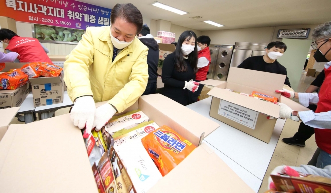최대호 시장이 공무원 30여명과 취약계층에 전달할 생필품키트를 포장하고 있다