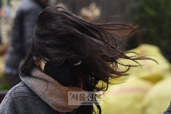 강풍이 불어닥친 19일 서울 광화문에서 시민들이 강한 바람에 맞서며 출근길을 재촉하고 있다. 2020.3.19 박지환기자 popocar@seoul.co.kr