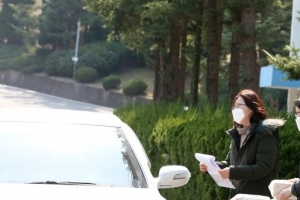 교과서 배부도 ‘드라이브 스루’…포항제철중 신입생 대상