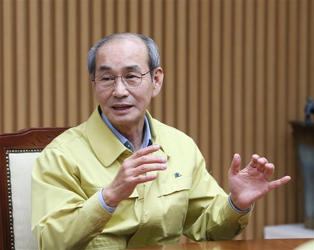 이승율 청도군수가 19일 군청 접견실에서 서울신문과 인터뷰를 갖고 “청도 대남병원 코로나19 집단감염 사태 조기 극복과 지역 경제 활성화를 위해 최선의 노력을 다하겠다”며 각오를 다지고 있다. 청도군 제공