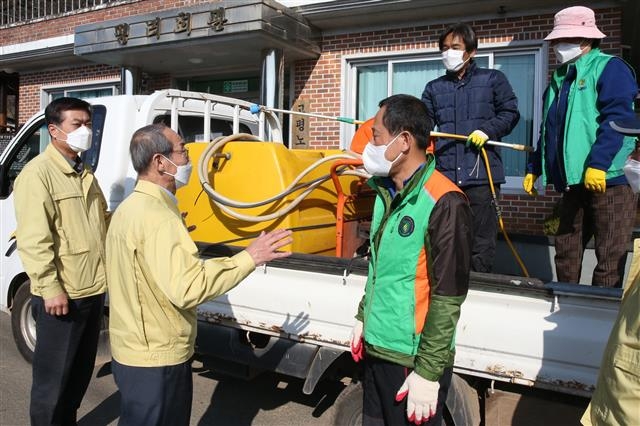 이승율(왼쪽 두 번째) 군수가 코로나19 마을방역 현장에서 주민들과 대화를 나누고 있다.  청도군 제공