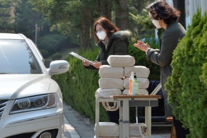 교과서도 ‘드라이브스루’ 진풍경